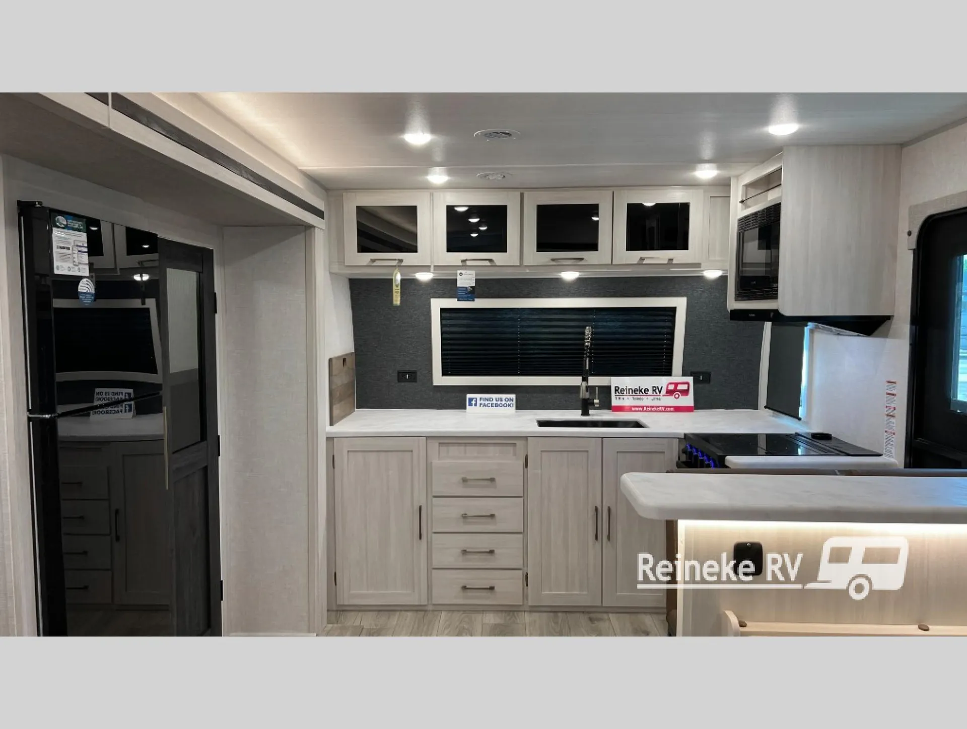 2025 Forest River Grand Surveyor 275FKBS — Photo 7
