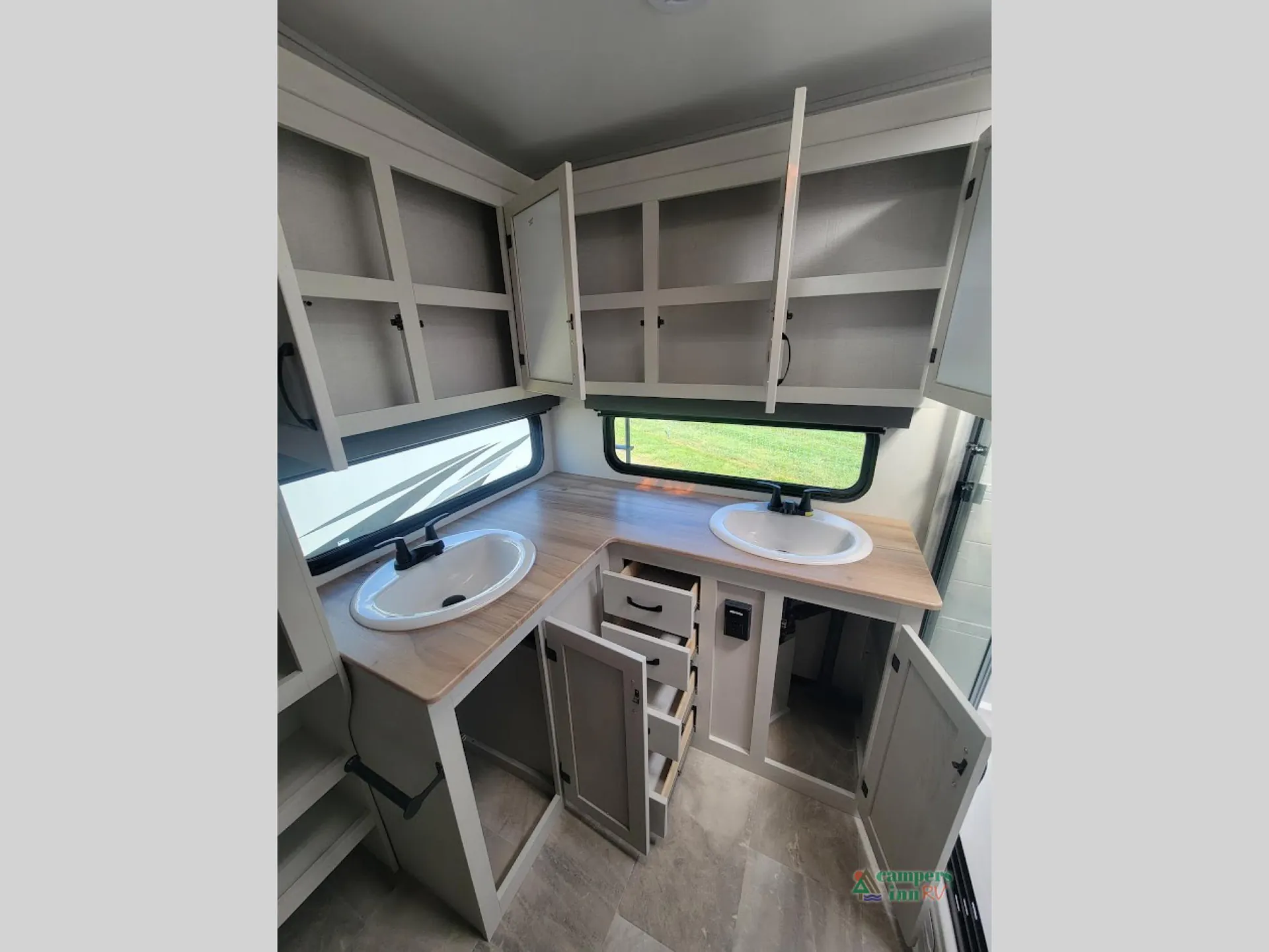 2026 Shasta RVs Phoenix 334FL - Photo 4