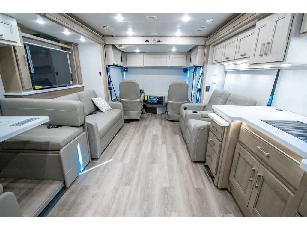 2026 Thor Motor Coach Riviera 38RB - Photo 3