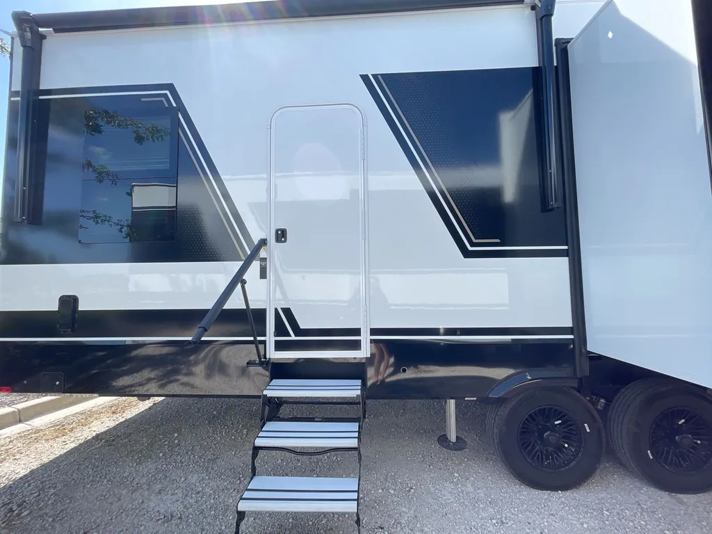 2026 Brinkley Model G 3950, Photos photo 11