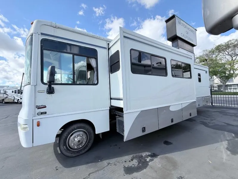 2005 Winnebago Sightseer 34A - Photo 2