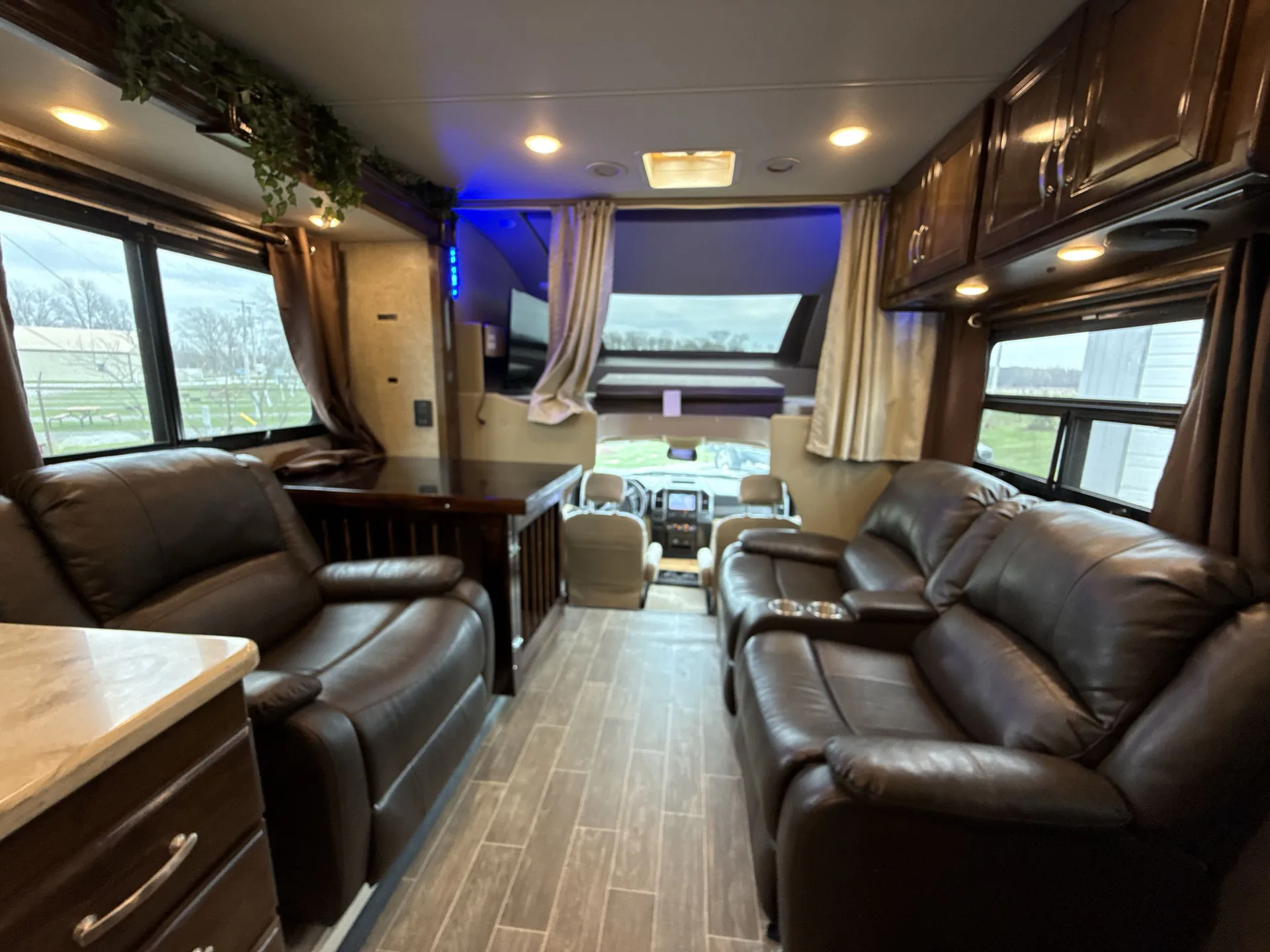 2020 Thor Motor Coach Omni BH35 — living area main