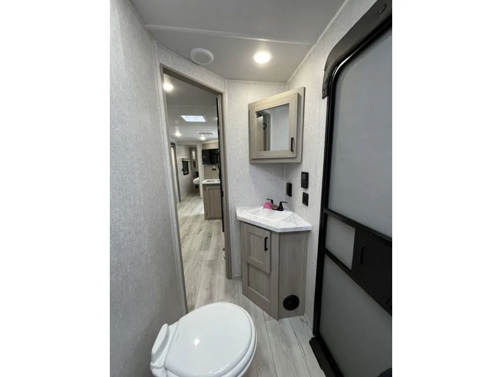 2026 East to West Della Terra 275BH, Photos photo 16