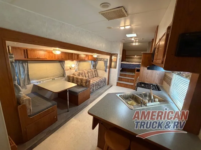 2001 Fleetwood RV Prowler 285S - Photo 4