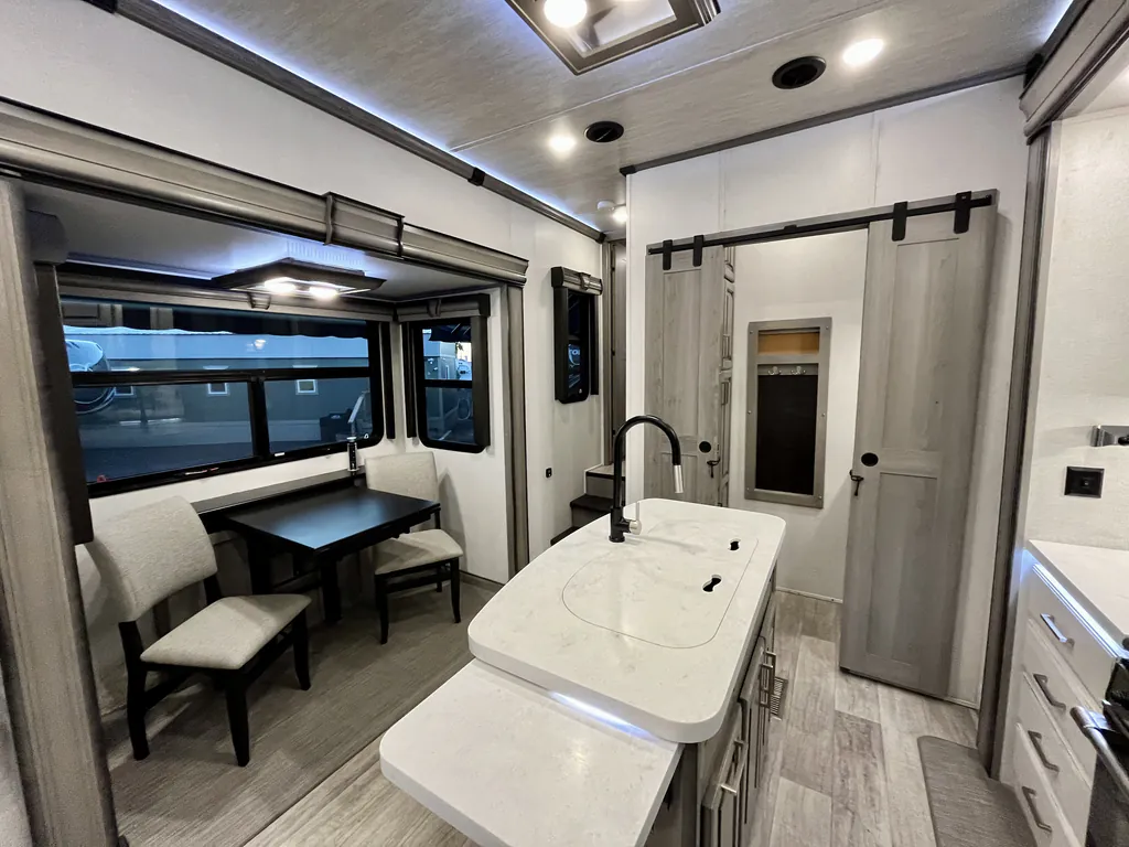 2021 Keystone Montana 3763BP, Photos photo 6