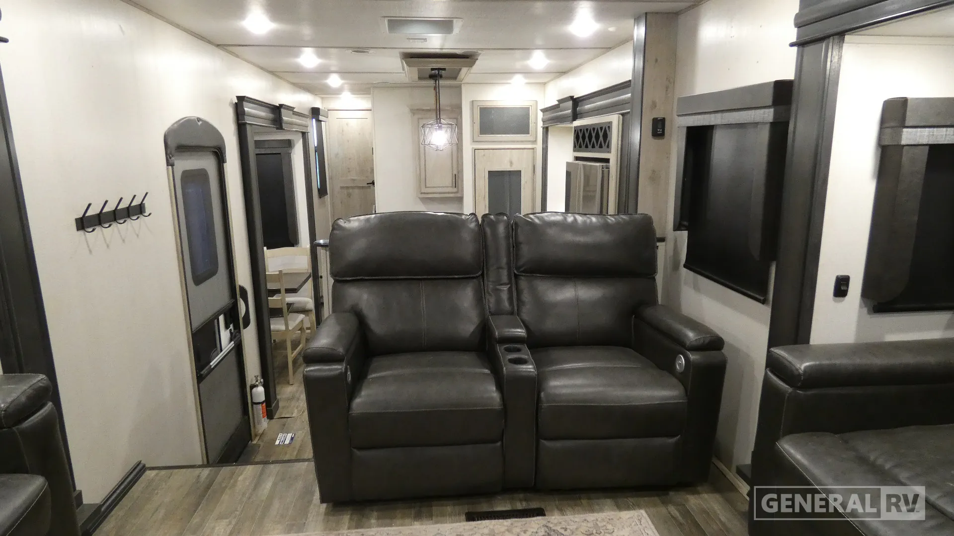 2023 Keystone Avalanche 360FL - Photo 3