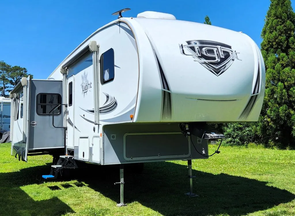 2019 Highland Ridge Light 291RLS - Photo 2
