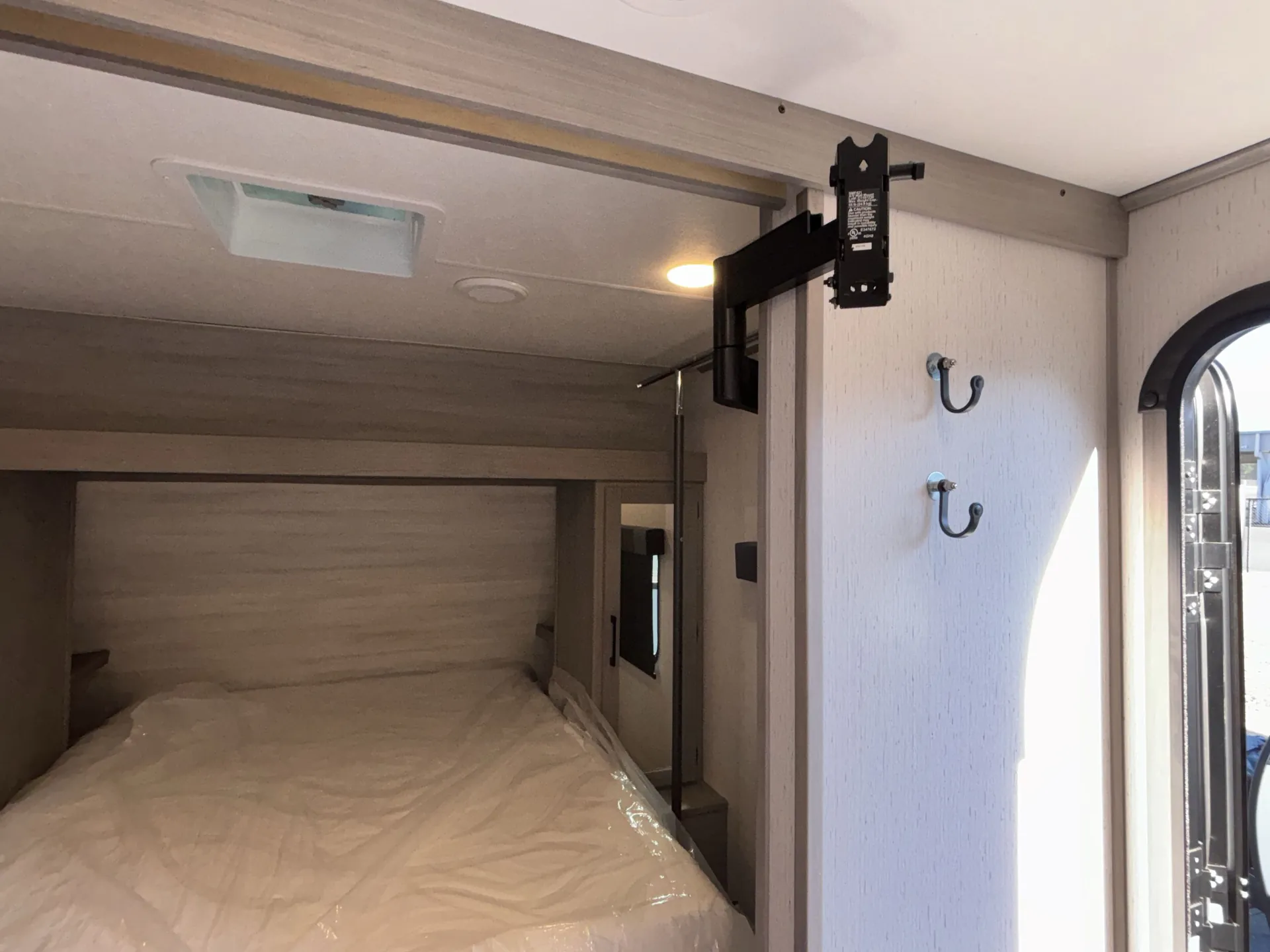 2023 Dutchmen Kodiak SE 24SBH — living area main
