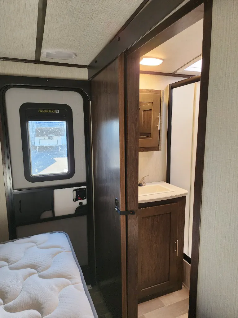 2019 Cruiser RV Radiance 25RL, Photos photo 35