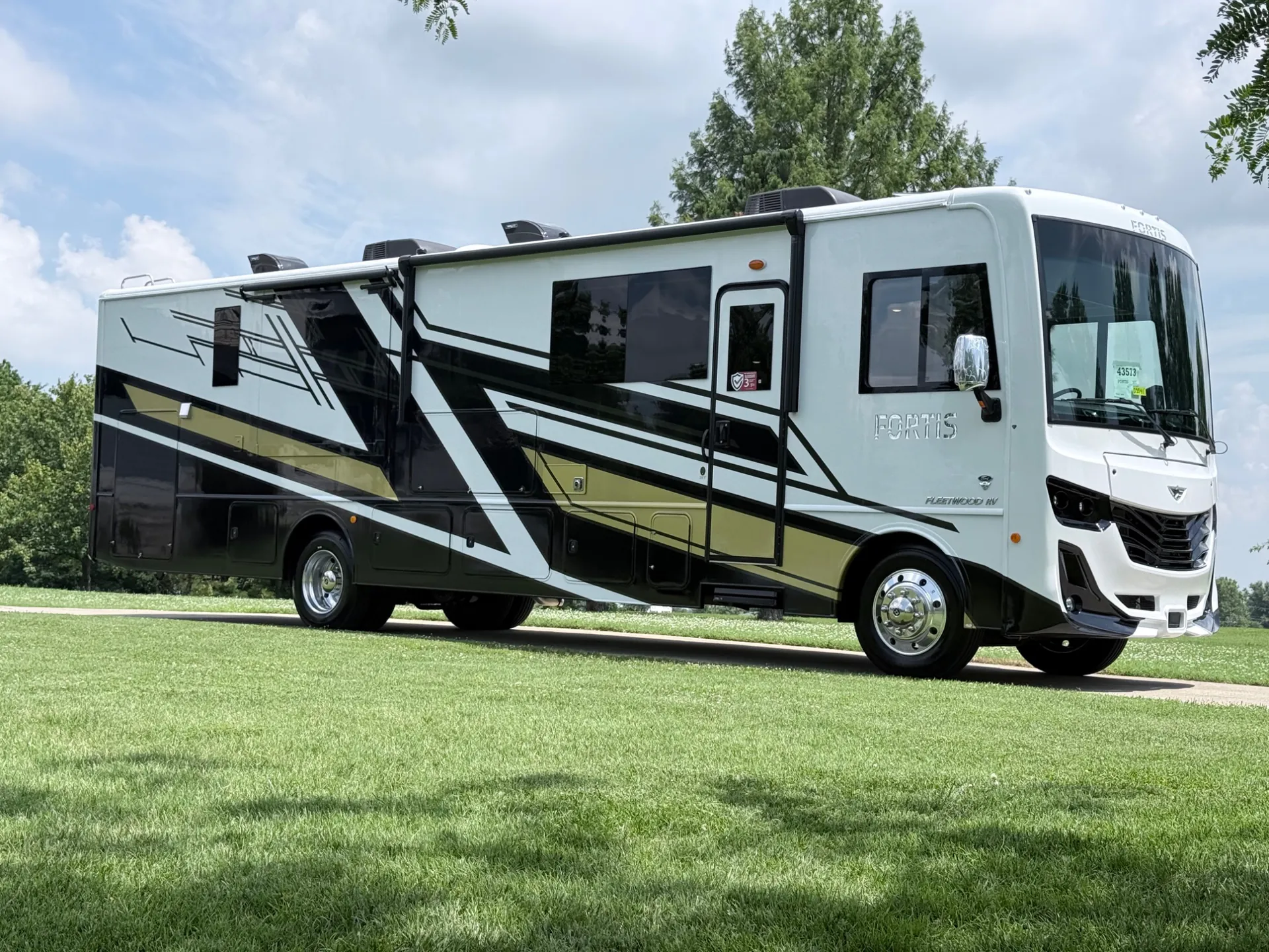 2027 Fleetwood Fortis 36Y dealer photo 1 from Sewell Motor Coach