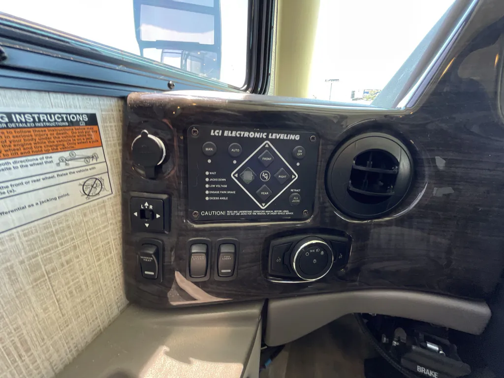 2023 Thor Motor Coach Challenger 35MQ, Photos photo 30