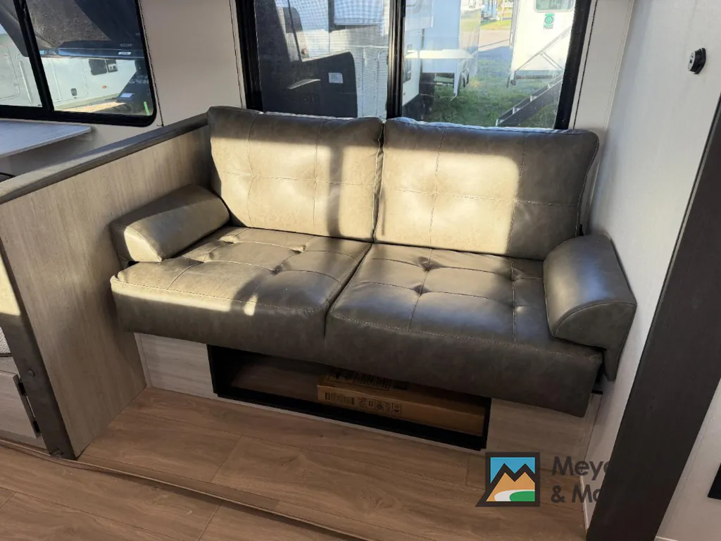 2027 East to West Della Terra 280BH, Photos photo 16