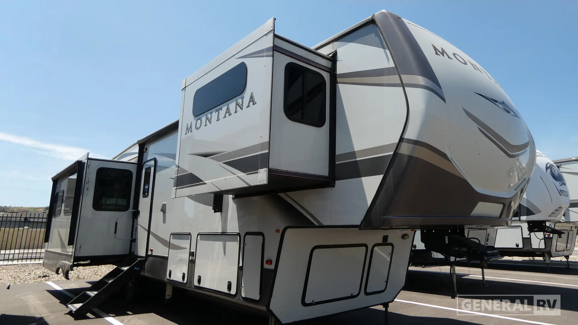 2020 Keystone Montana 3780RL - Photo 2