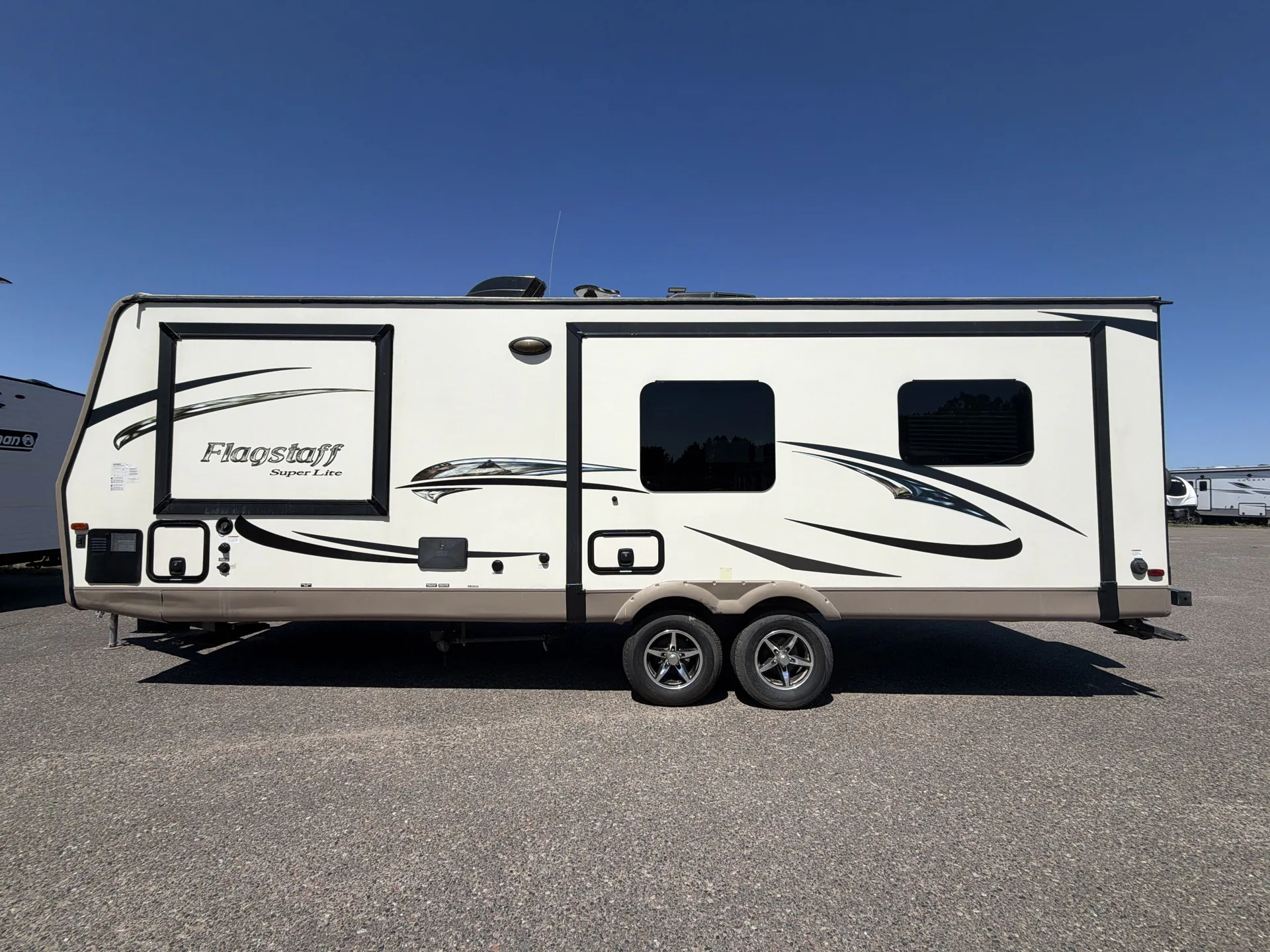 2017 Forest River Flagstaff Super Lite 26RLWS — off campside
