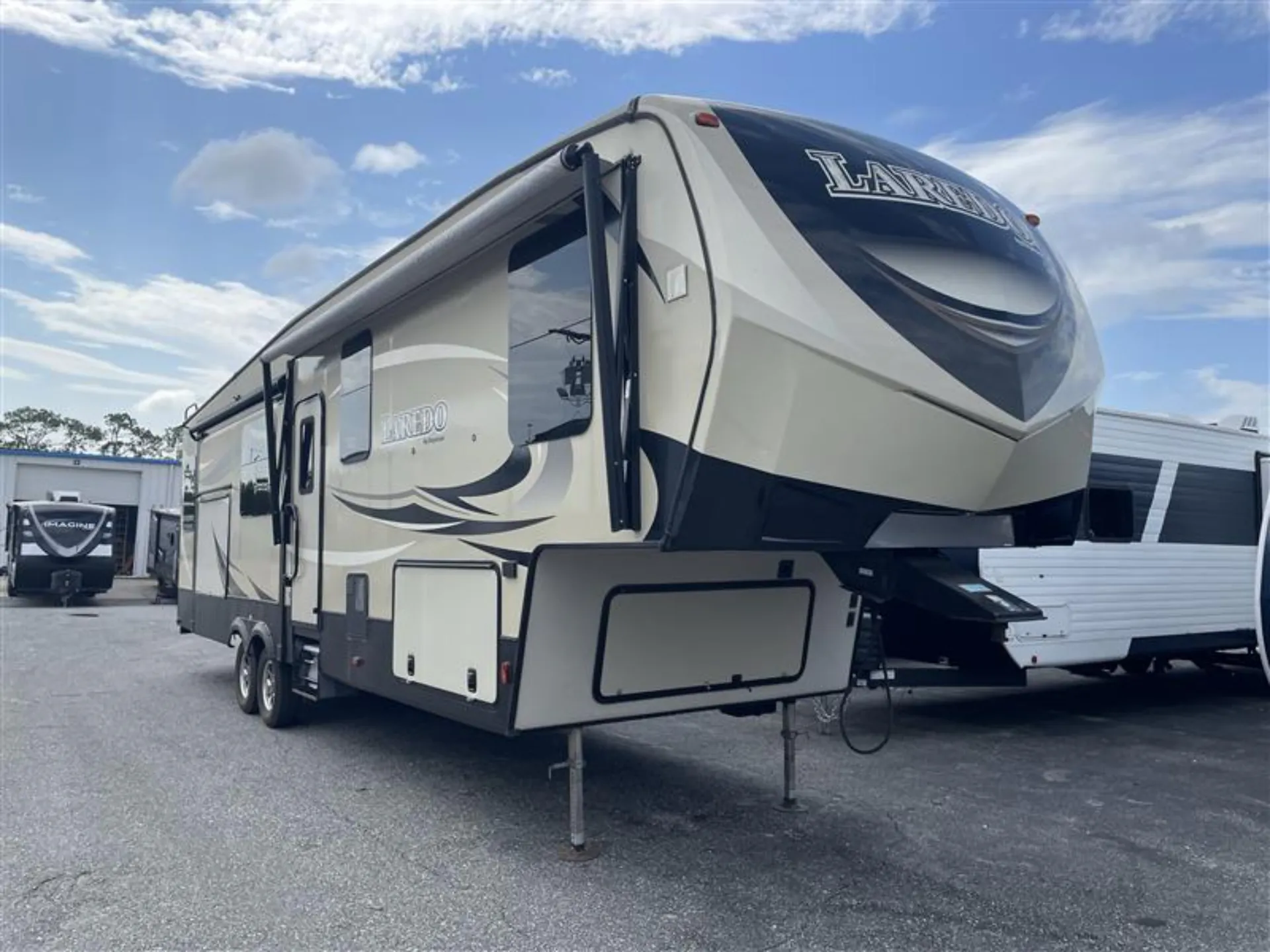2018 Keystone Laredo 325RL - Photo 2