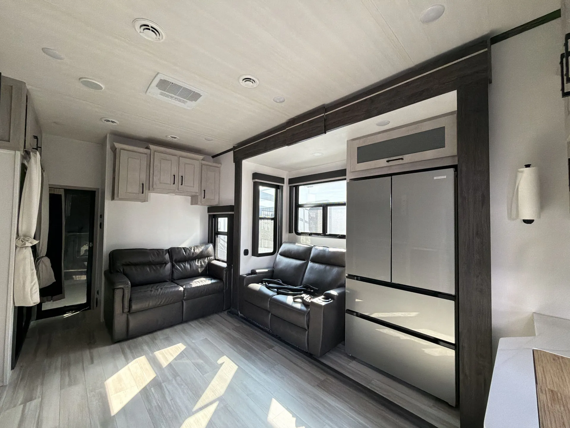 2024 Keystone Fuzion 425 — living area main