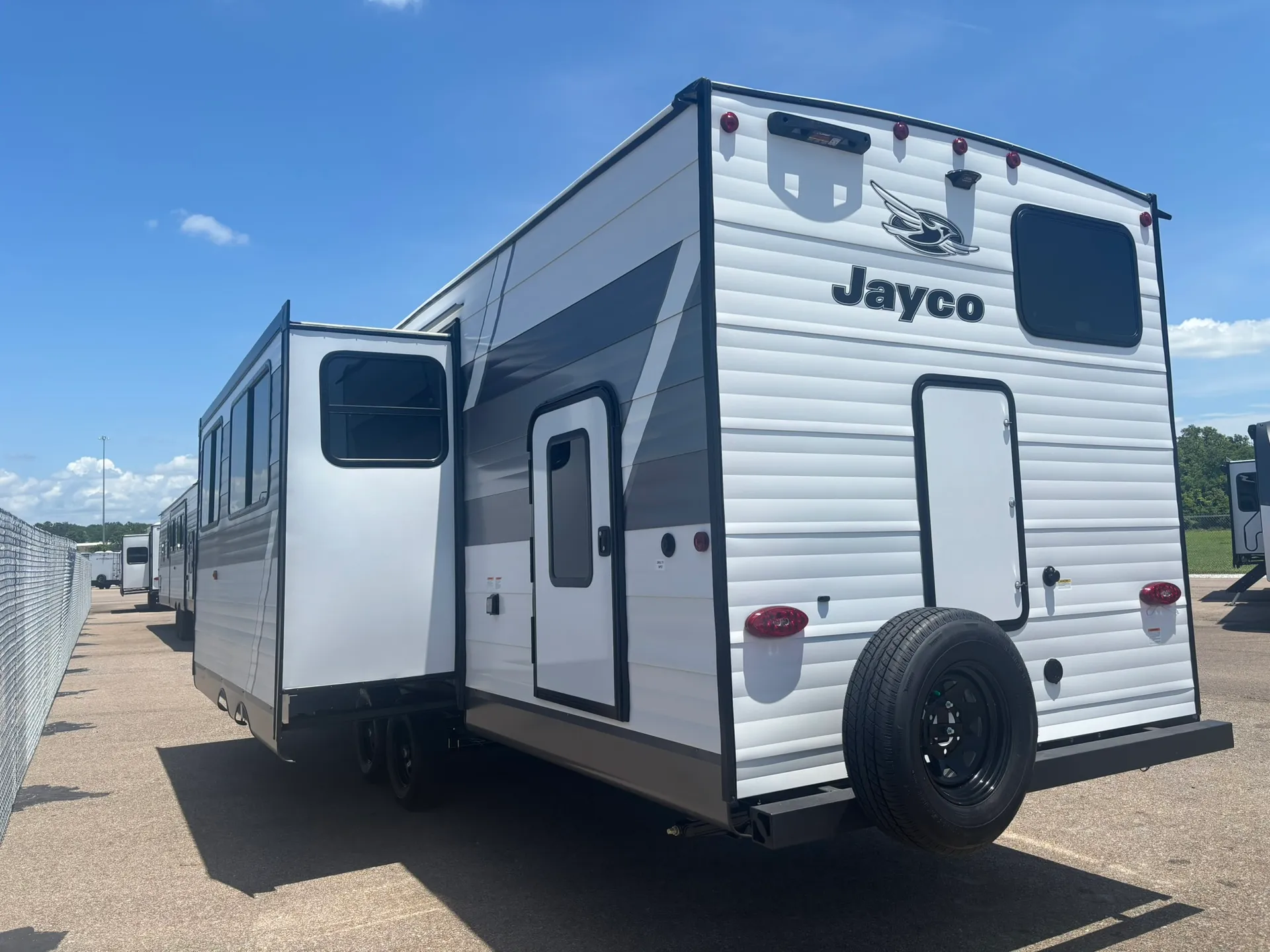 2027 Jayco Jay Flight SLX 295TBS - Photo 4