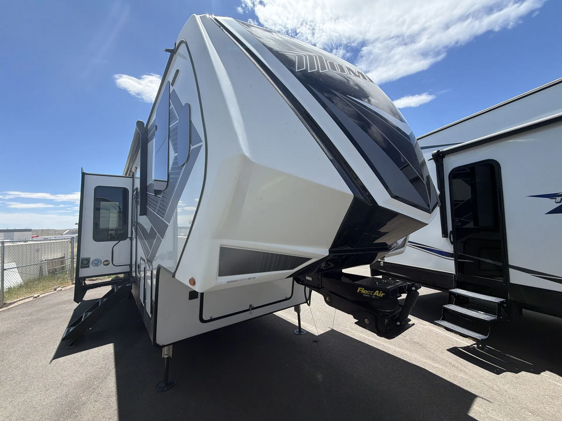 2021 Grand Design Momentum 381M - Photo 2