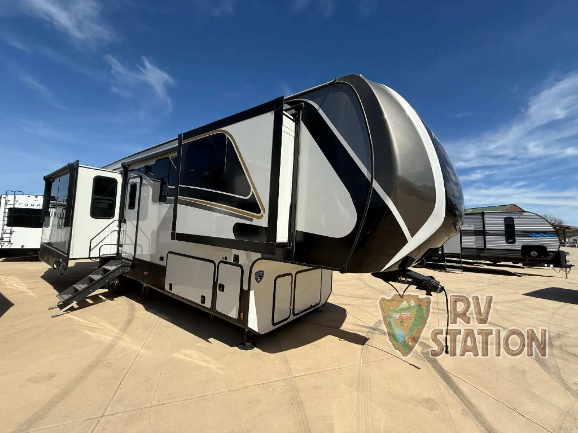 2024 Keystone Alpine 3303CK - Photo 2