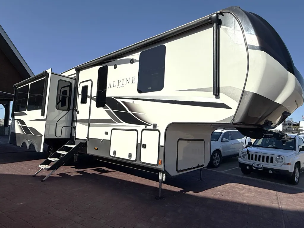 2021 Keystone Alpine 3120RS dealer photo 1 from Pinnacle RV