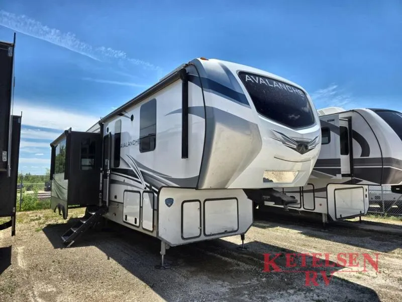 2022 Keystone Avalanche 312RS - Photo 2