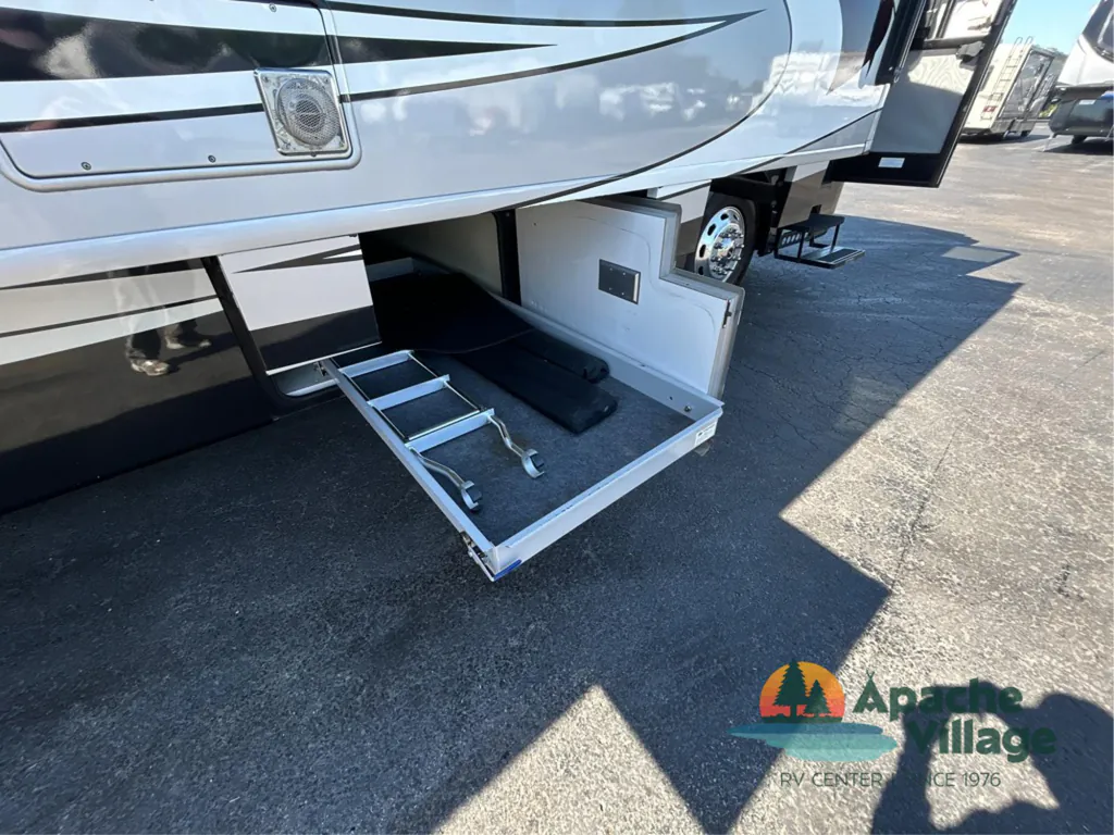 2017 Fleetwood Pace Arrow LXE 38F, Photos photo 15