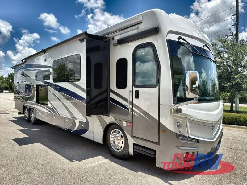 2022 Fleetwood Discovery LXE 44B - Photo 2