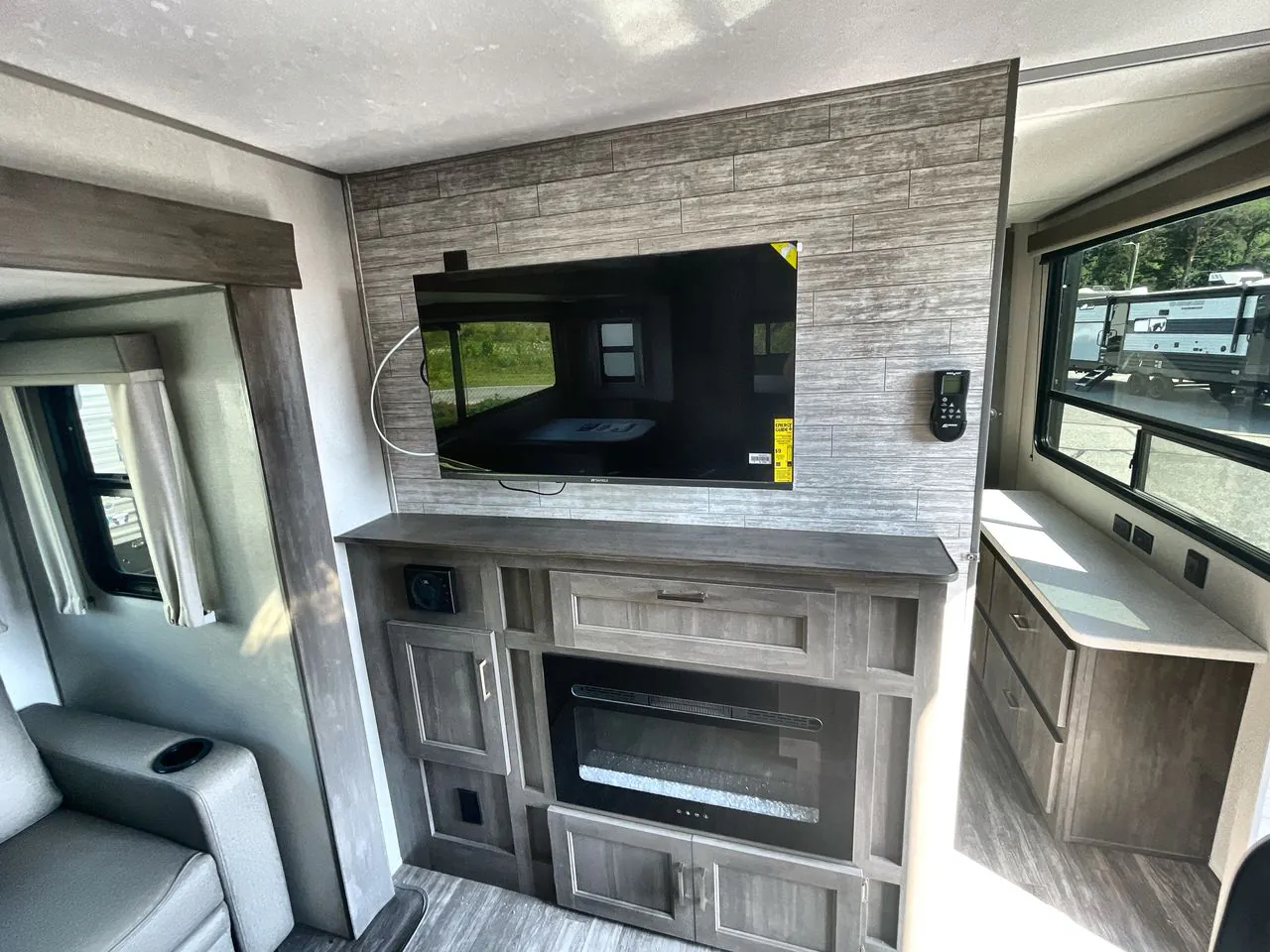 2026 Forest River Aurora 34BHTS — Photo 7