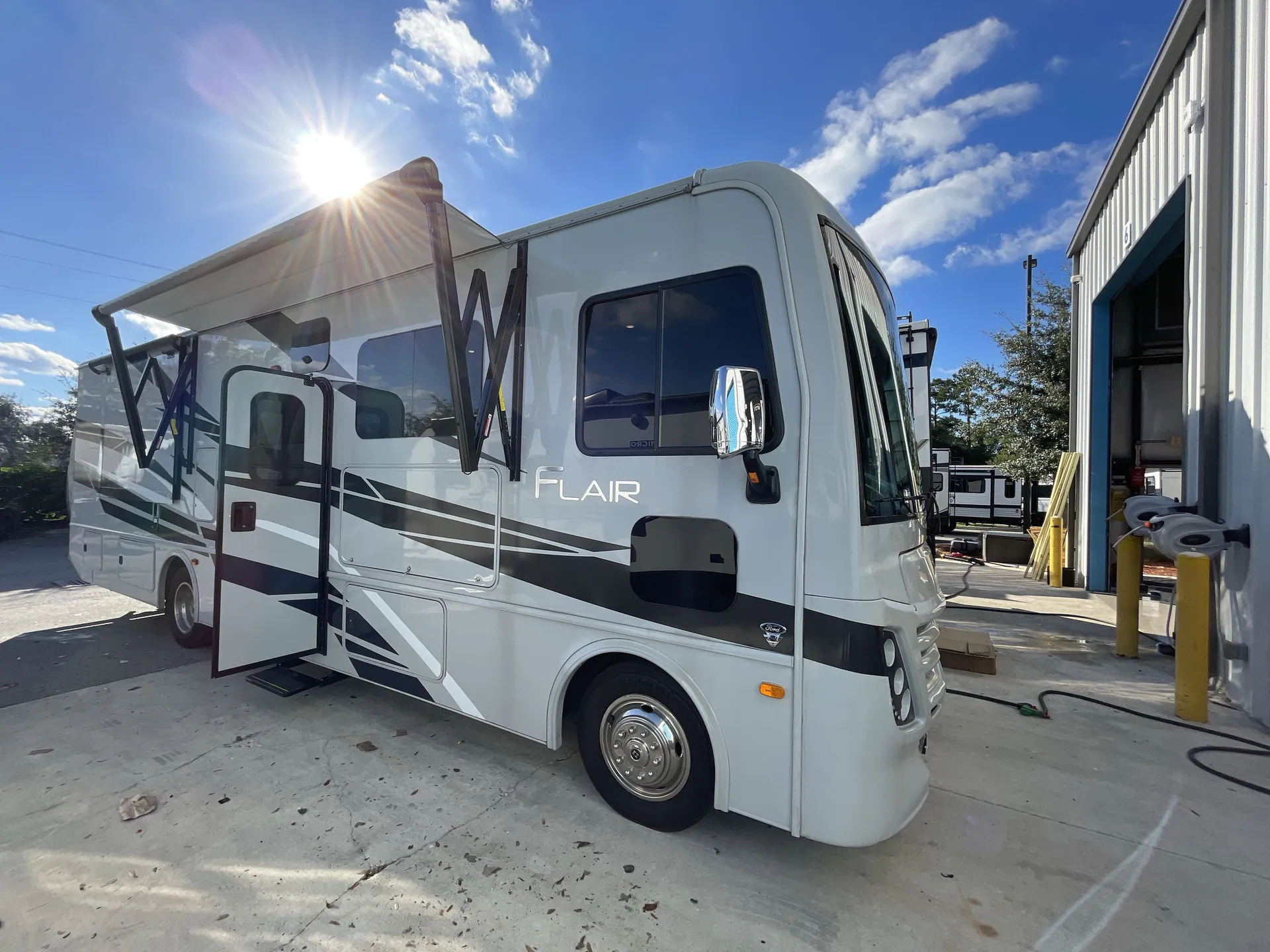 2024 Fleetwood Flair 32N - Photo 2