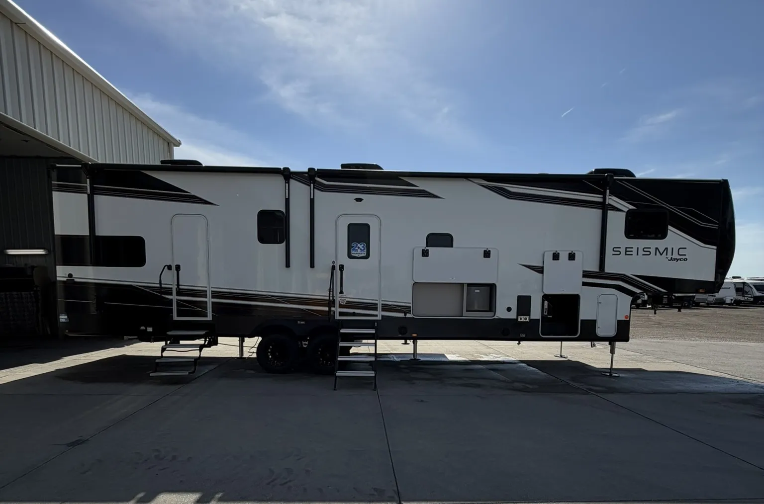2027 Jayco Seismic 359 - Photo 2