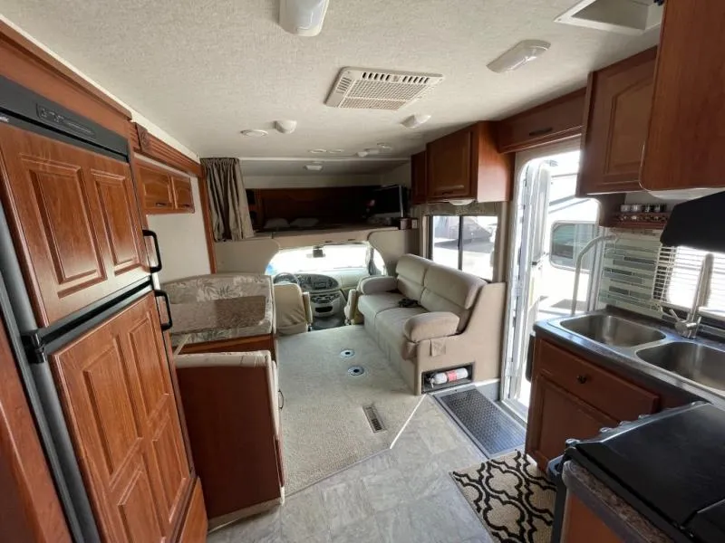 2009 Fleetwood RV Jamboree 31M - Photo 4
