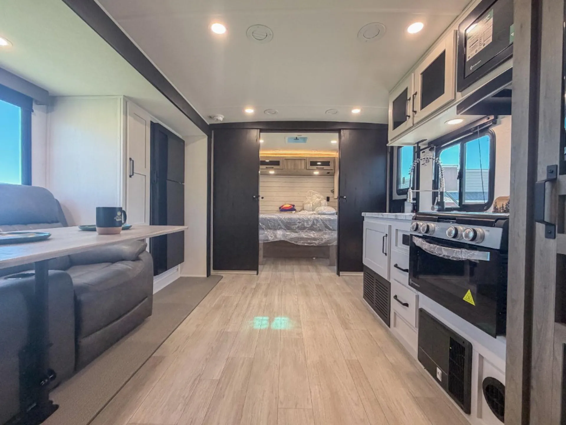 2027 Forest River Solaire 2420RBS — Photo 6