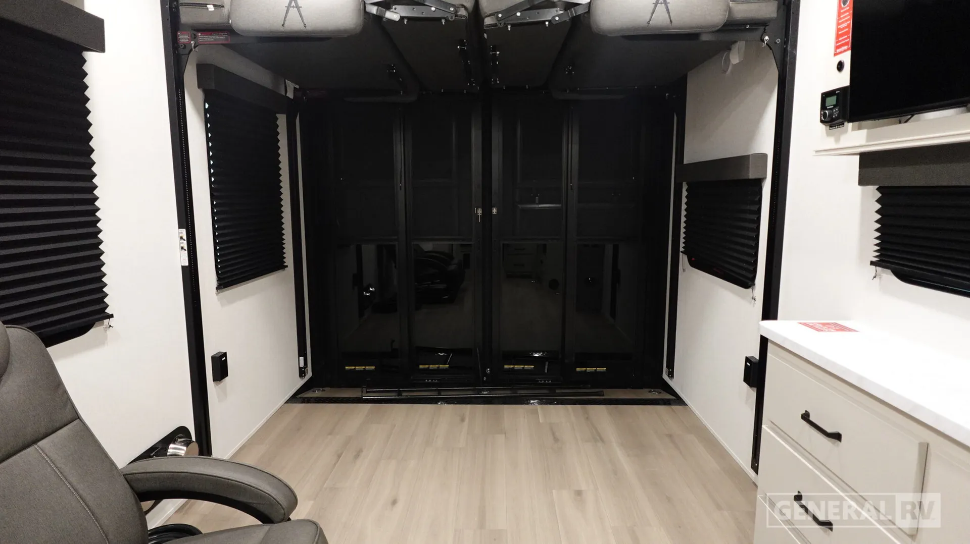 2026 Grand Design Momentum G-Class 27G - Photo 3