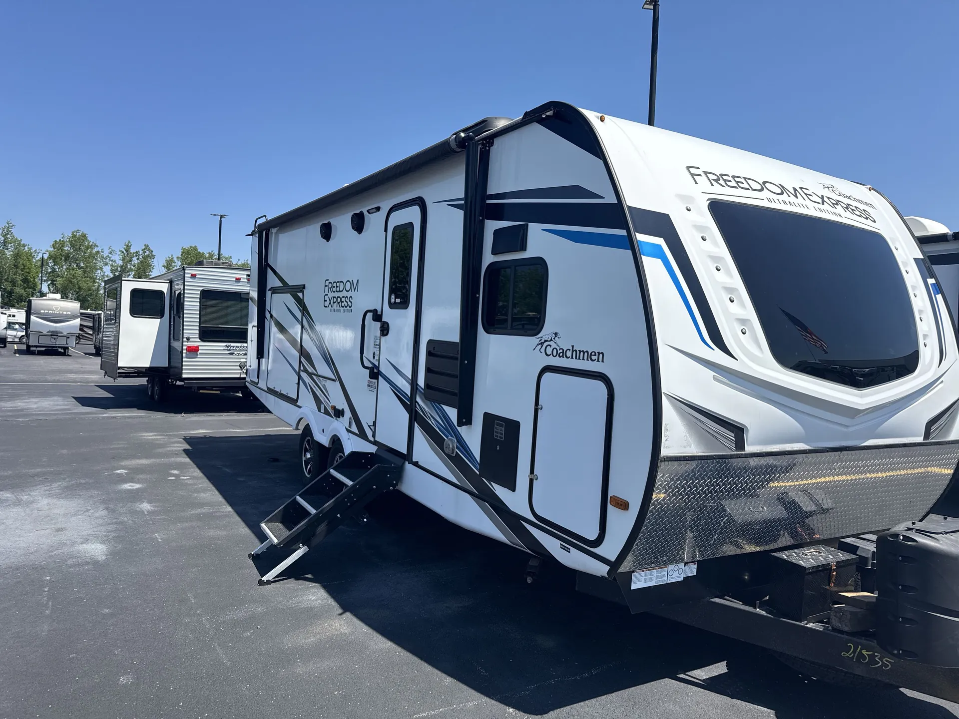2022 Coachmen Freedom Express 259FKDS — campside