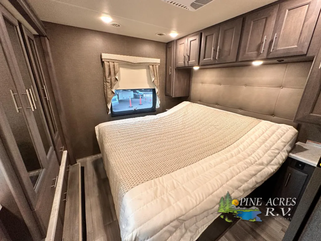 2022 Thor Motor Coach Challenger 35MQ, Photos photo 43