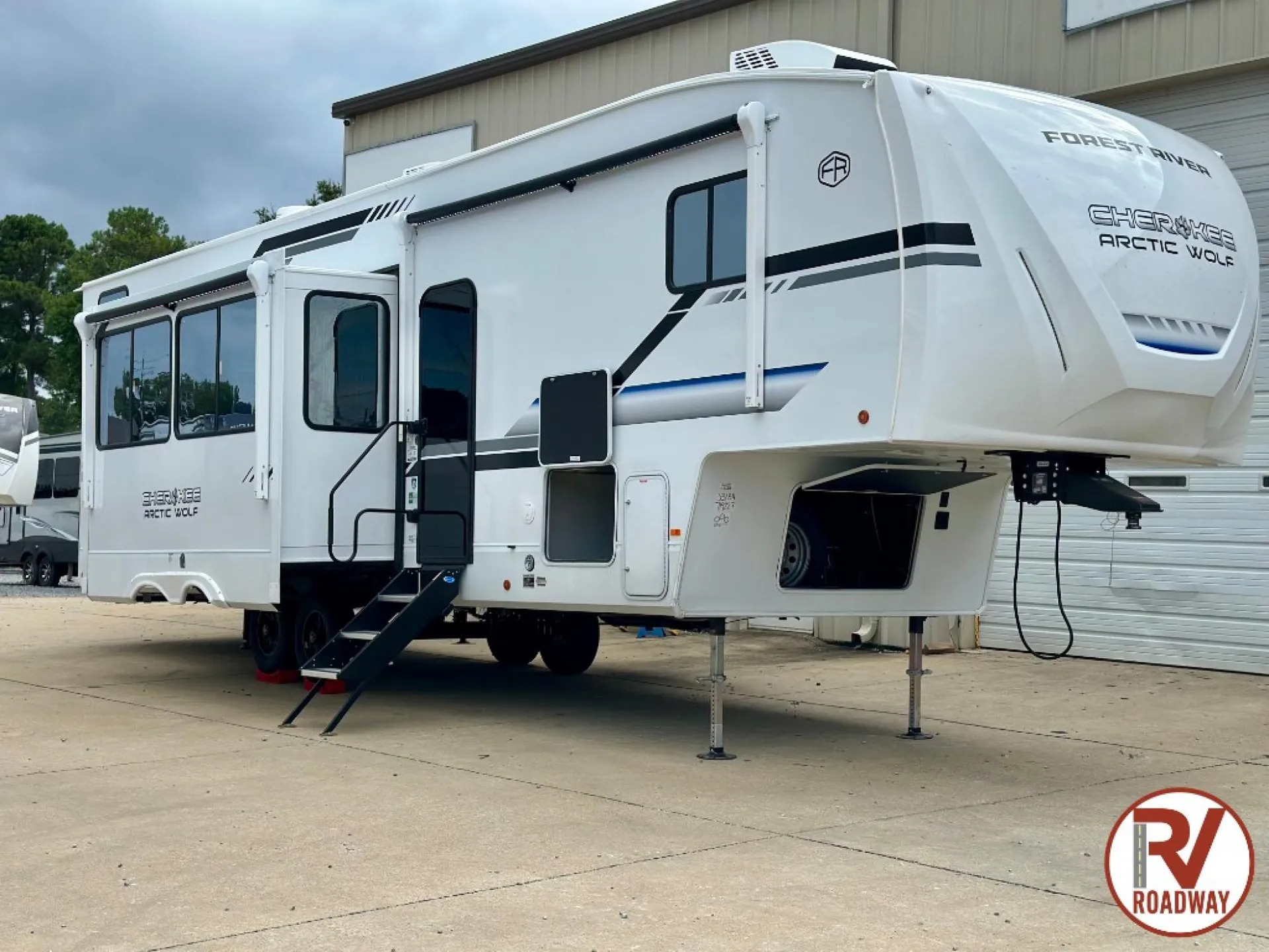 2026 Forest River Cherokee Arctic Wolf 331BH - Photo 2