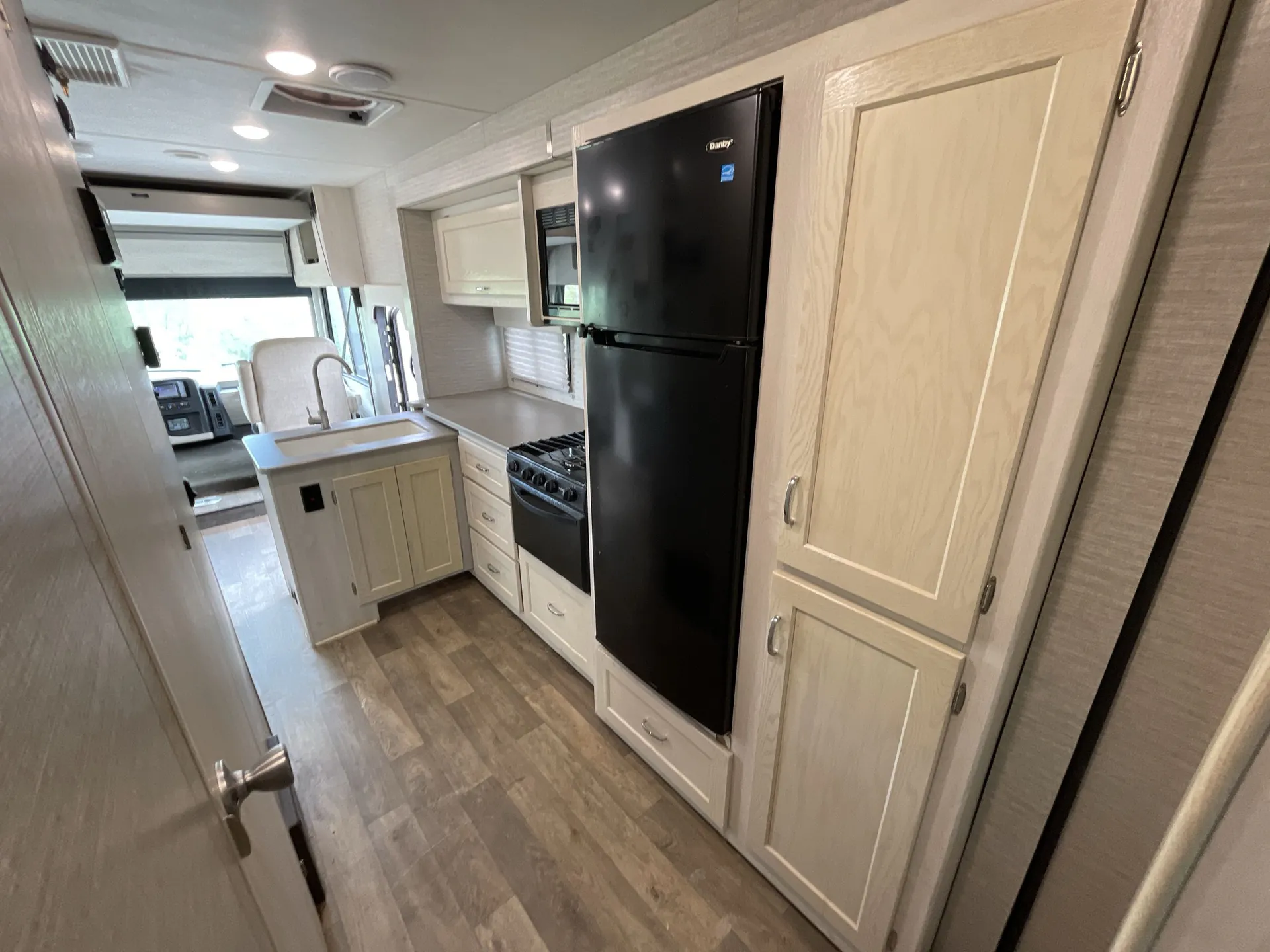 2020 Winnebago Intent 28Y — living area main