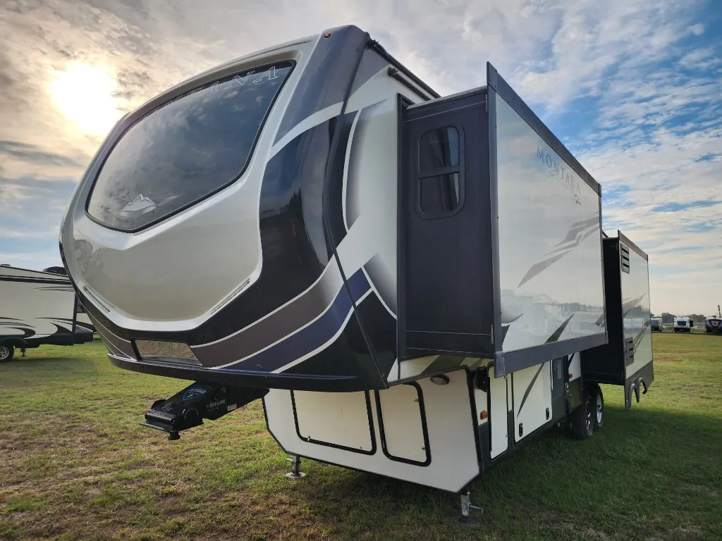 2020 Keystone Montana High Country 294RL - Photo 4
