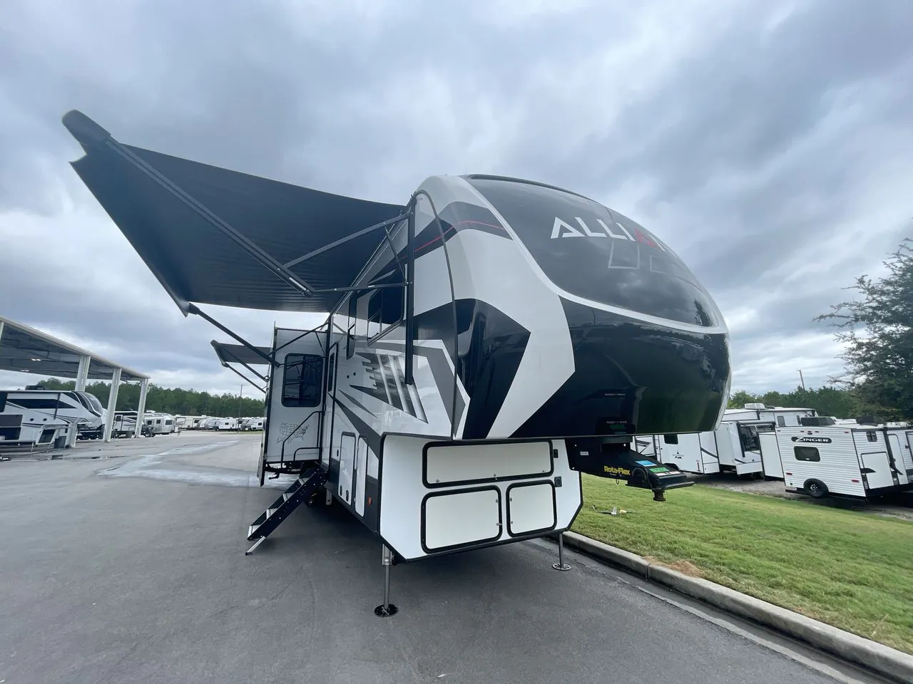 2021 Alliance RV Valor 36V11 - Photo 3