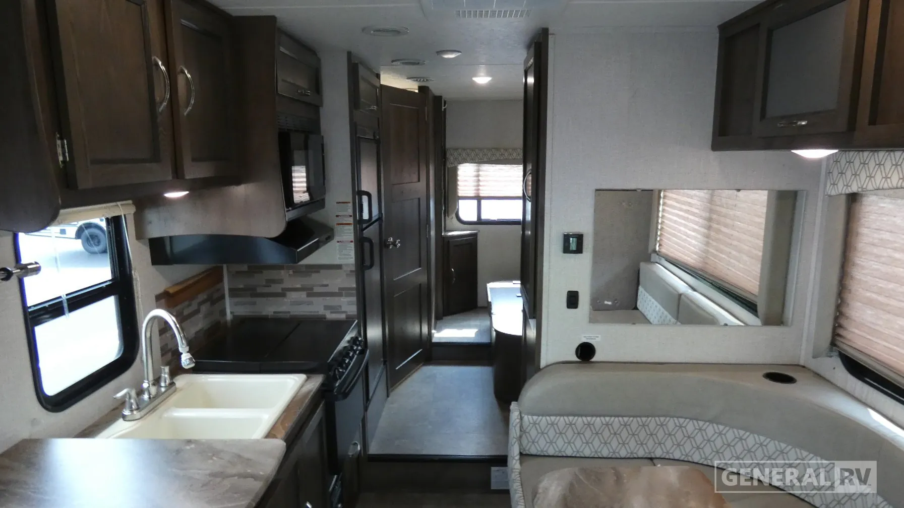 2019 Coachmen Freelander 21RS - Photo 3