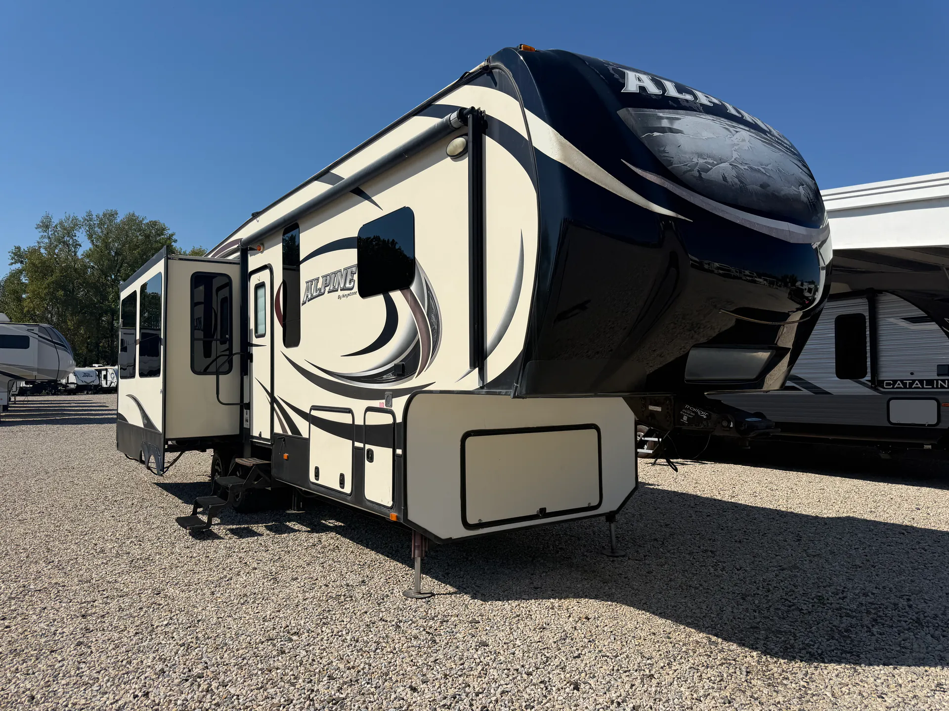 2015 Keystone Alpine 3010RE - Photo 2