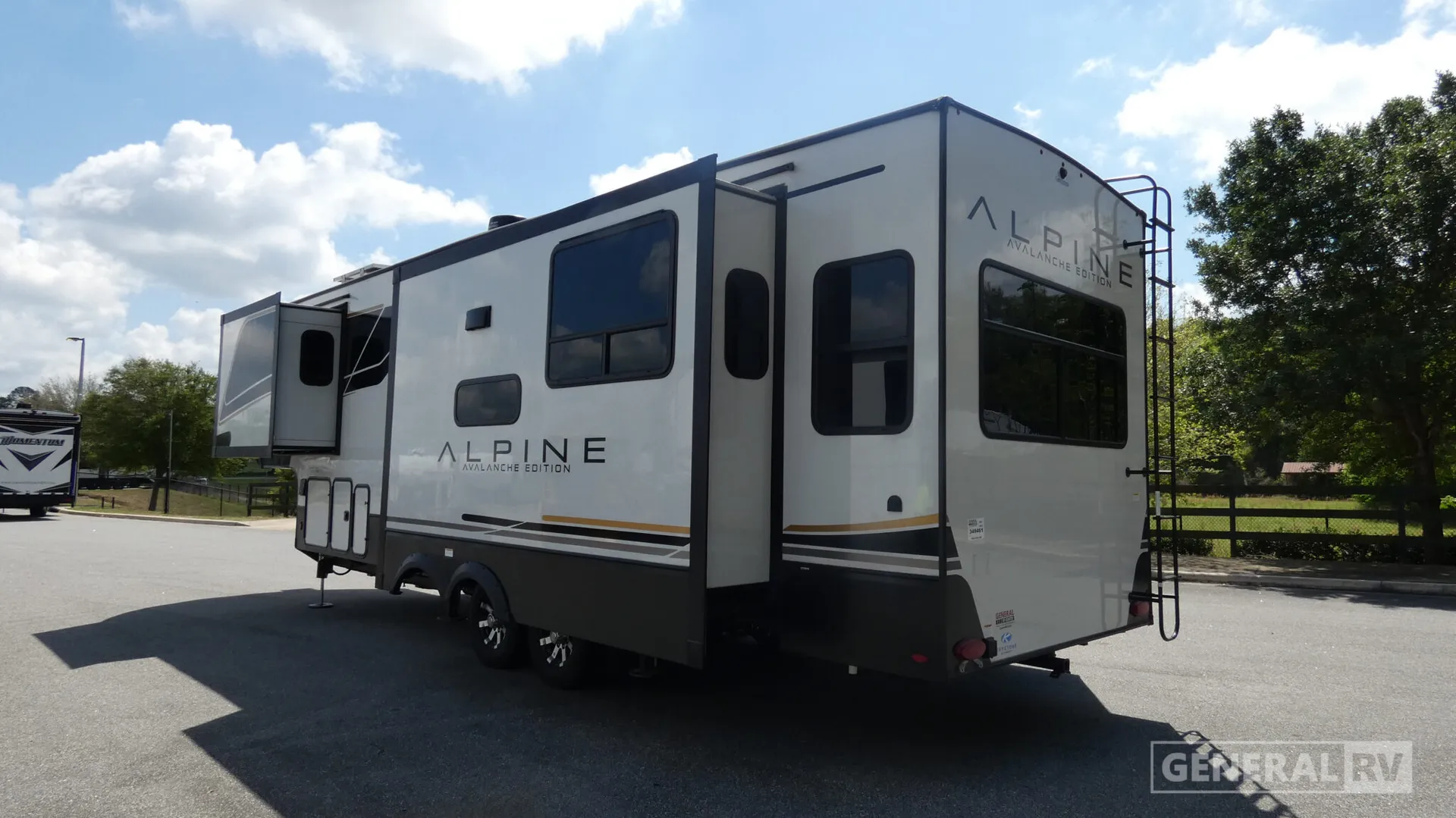 2025 Keystone Alpine Avalanche Edition 302RS - Photo 4