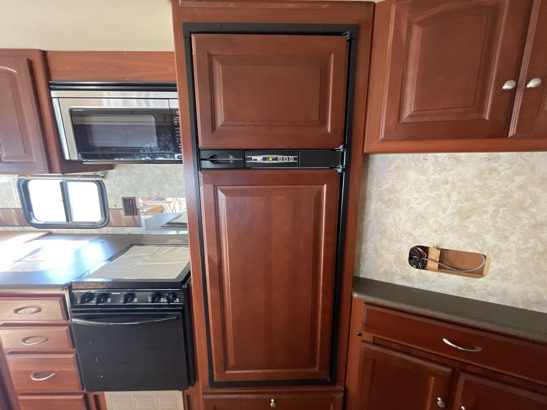 2011 Winnebago Vista 35F — living area main