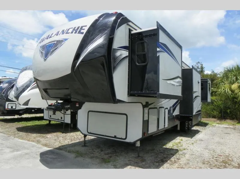 2019 Keystone Avalanche 366MB - Photo 3