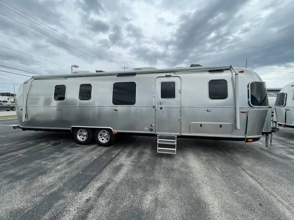 2022 Airstream Classic 33FB Twin - Photo 4