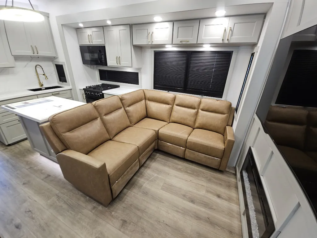 2026 Brinkley Model G 3950, Living area photo 2