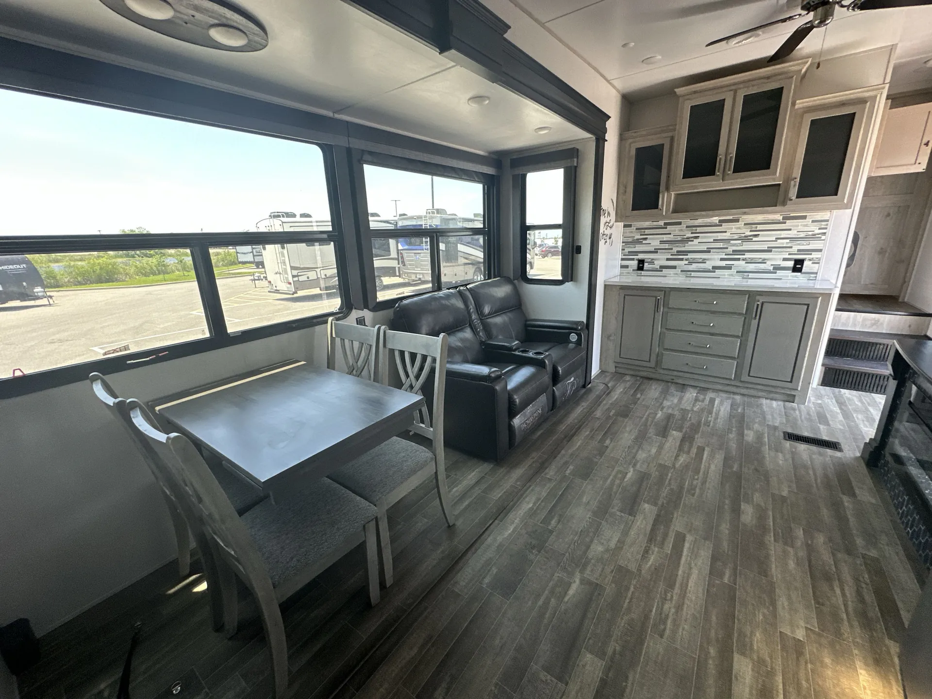 2021 Keystone Avalanche 295RK — living area main