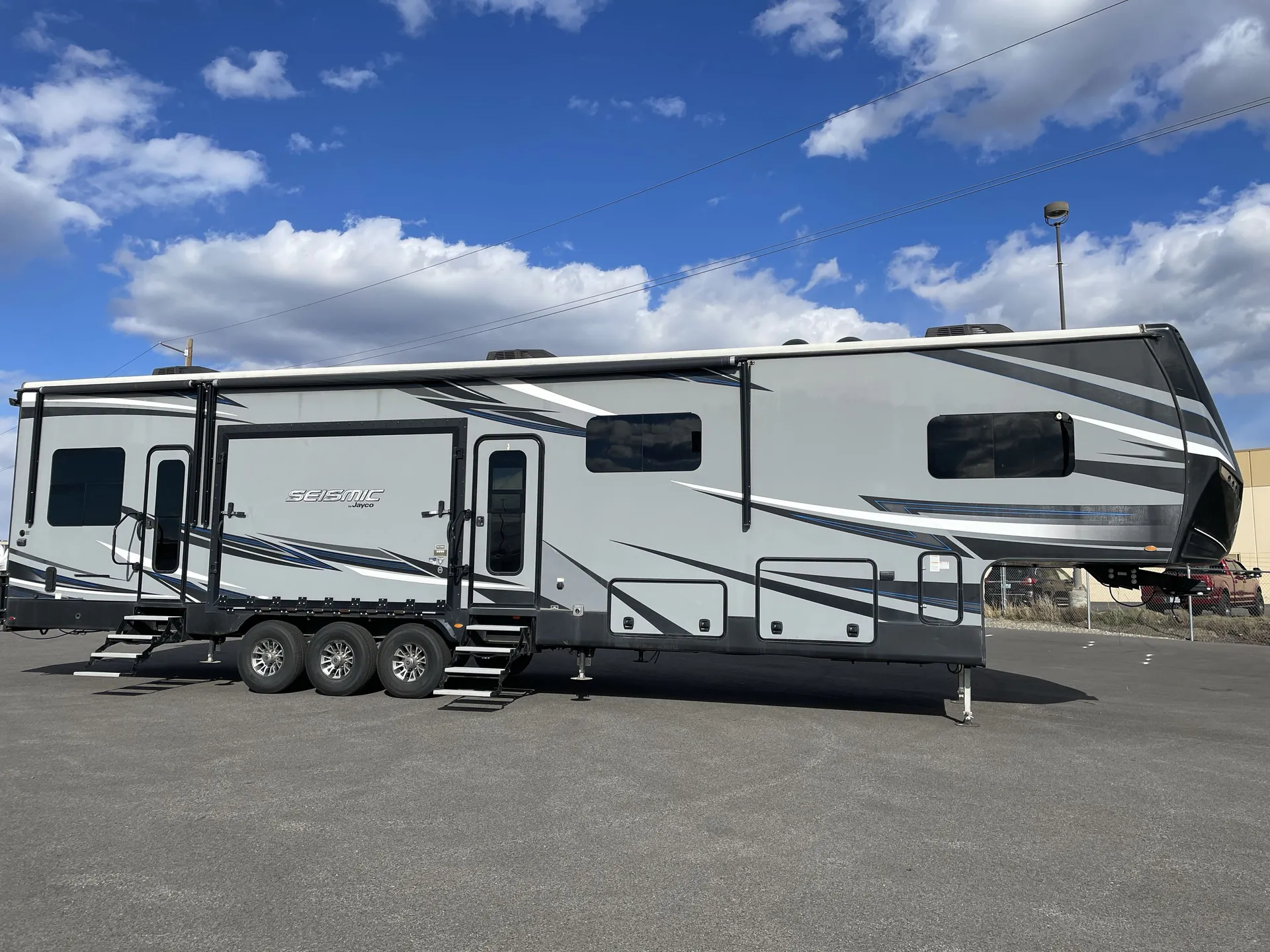 2018 Jayco Seismic 4113 - Photo 2