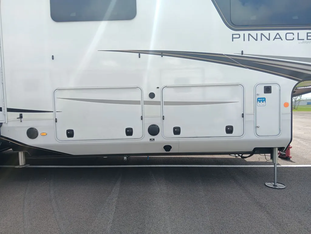 2024 Jayco Pinnacle 37MDQS - Photo 3