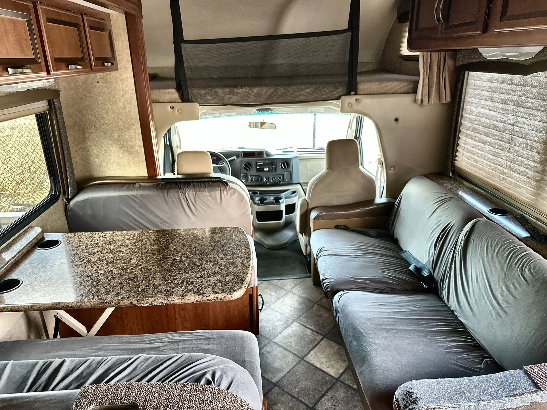 2015 Thor Motor Coach Four Winds 28Z — living area main